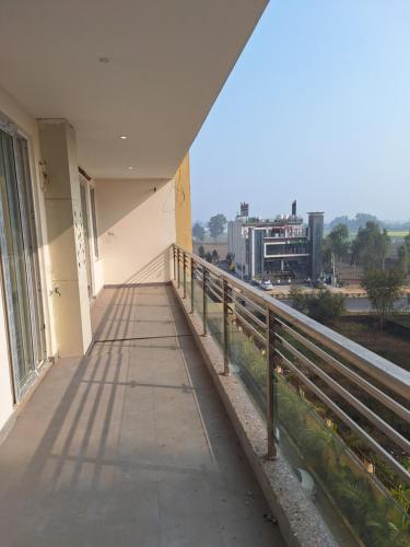 2 BHK Apartment, Jalandharにあるバルコニーまたはテラス