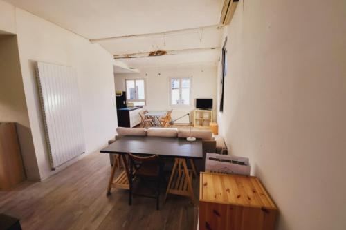 un salon avec une table et un canapé dans l'établissement Comfortable studio in the historical center, à Avignon
