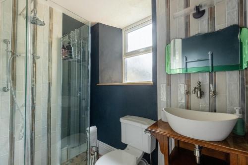 バクストンにあるCLIFTON BANK - Characterful & Cosy Home in Buxton, Peak Districtのトイレ、洗面台、シャワー付きのバスルーム