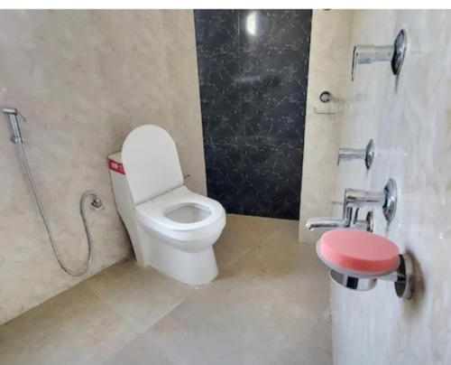 Un baño con inodoro y ducha. en Homestay, en Gangtok