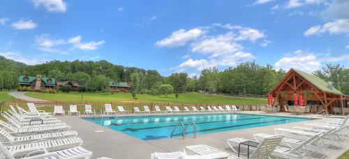 Πισίνα στο ή κοντά στο Escape to the Smokies, At Park's Edge