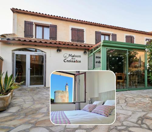 a picture of a house with a bed in a courtyard at Maison des Croisades in Aigues-Mortes