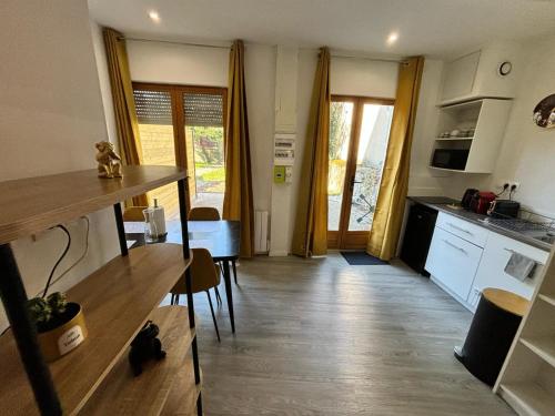 une cuisine et une salle à manger avec une table et une salle à manger dans l'établissement Le Salon Doré Apartment, à Montbéliard