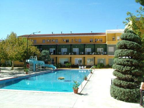 une grande piscine en face d'un bâtiment dans l'établissement Hotel Río Piscina, à Priego de Córdoba