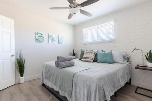 Postel nebo postele na pokoji v ubytování 2BR Condo Walking Distance To Downtown Gilbert