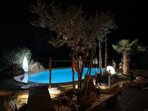 établissement professionnel de Chambres d'hôtes à La Marc'Quize avec piscine partagée et bain nordique privatif en prestation supplémentの敷地内または近くにあるプール