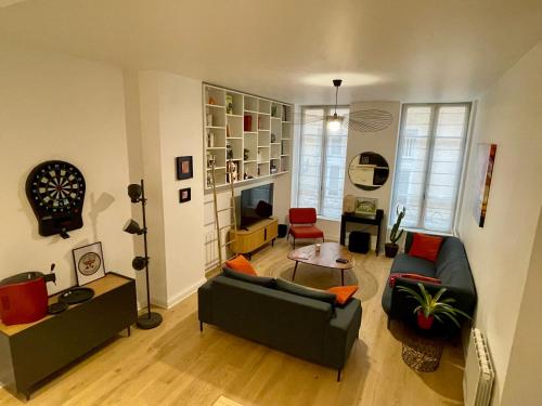 un salon avec deux canapés et une table dans l'établissement T3 refait à neuf quartier Hôtel de Ville-Terreaux, à Lyon