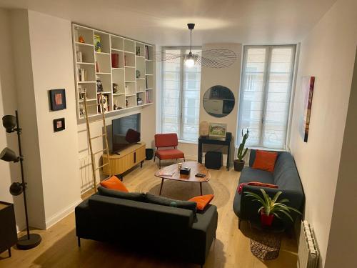 un salon avec un canapé et une table dans l'établissement T3 refait à neuf quartier Hôtel de Ville-Terreaux, à Lyon