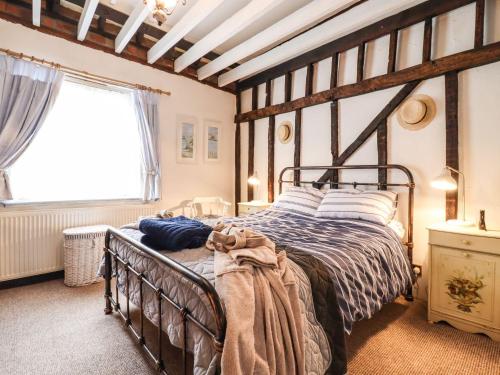 Postel nebo postele na pokoji v ubytování Driftwood Cottage