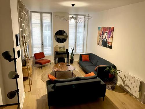 un salon avec un canapé et une table dans l'établissement T3 refait à neuf quartier Hôtel de Ville-Terreaux, à Lyon