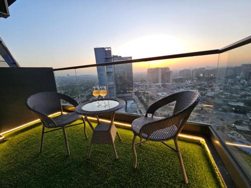 Velvet Stays City Top View Luxury Staycationにあるバルコニーまたはテラス