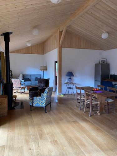 un salon avec une table et des chaises dans l'établissement Chalet landais, à Léon