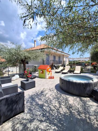 a backyard with a hot tub and a dog house at Il Violino degli Dei Holiday House in Agerola