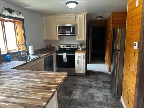 Dapur atau dapur kecil di Charming Canyon Cabin