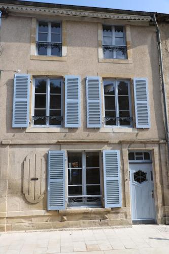petite maison dans village de caractére