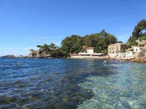 Une grande masse d'eau avec des gens qui y nagent dans l'établissement Joli Studio près de la mer, à Toulon