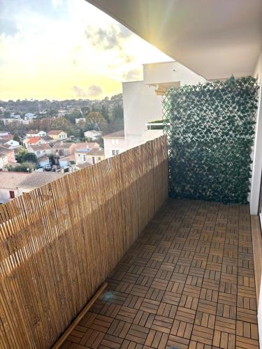 une clôture sur le balcon d'une maison dans l'établissement Joli Studio près de la mer, à Toulon
