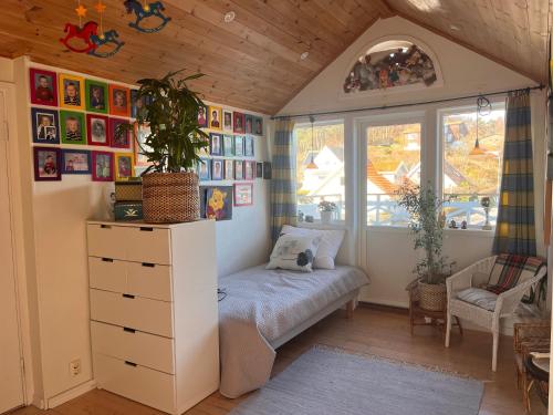 a small room with a bed and a window at Bo nära strand och city. in Västra Frölunda