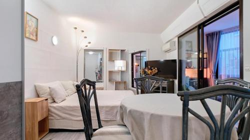 un salon avec un lit et un canapé dans l'établissement Appartement élégant proche de la plage, à Mandelieu-la-Napoule