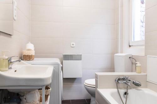ブダペストにあるMammut Gemのトイレと洗面台を備えた白いバスルーム