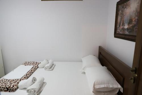 Ένα ή περισσότερα κρεβάτια σε δωμάτιο στο Apartment Altin in old town