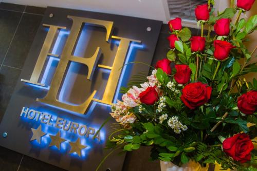a sign for the houston hotel endowment with roses at Hotel Europa in Iquitos