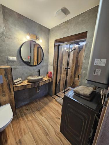 a bathroom with a sink and a shower with a mirror at Mi Casa Vino in Mosonmagyaróvár