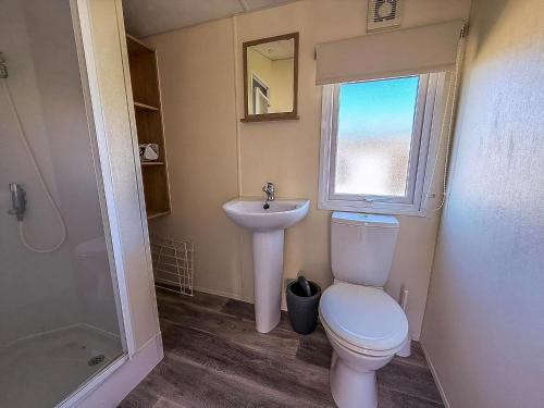 BenacreにあるHomely Caravan At Kessingland Beach Holiday Park, Suffolk Ref 90040Bcのトイレと洗面台のある小さなバスルーム