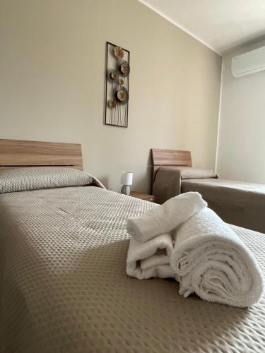 a bedroom with a bed with white towels on it at L'Uliveto B&B in Castelnuovo Cilento