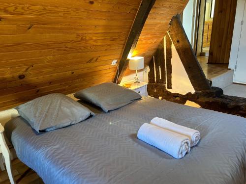 a bedroom with a bed with two towels on it at La Cabane de la Rance - appartement 3 personnes in Lanvallay