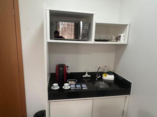 Dapur atau dapur kecil di KIT Confortável em Águas Claras