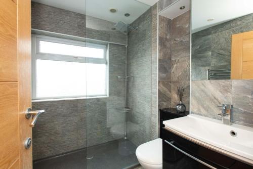 Ένα μπάνιο στο Stylish 3-Bedroom in Orpington