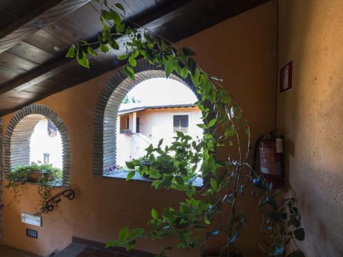 a room with an arched window with a plant in it at Antico Borghetto - Casa Vacanze in Norcia