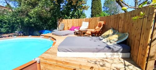 une arrière-cour avec un lit et une piscine dans l'établissement La Dolcevillattes, à Lattes