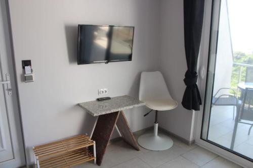 TV a/nebo společenská místnost v ubytování Carefree Apartments