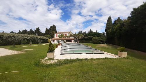 une maison avec une piscine sur gazon dans l'établissement 4 bedroom villa pool entire place, à Salon-de-Provence