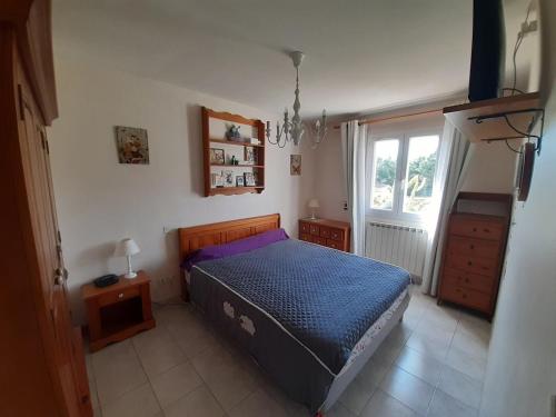 une chambre avec un lit bleu et une fenêtre dans l'établissement 4 bedroom villa pool entire place, à Salon-de-Provence