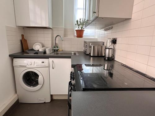 Una cocina o kitchenette en A cozy flat in Westminster