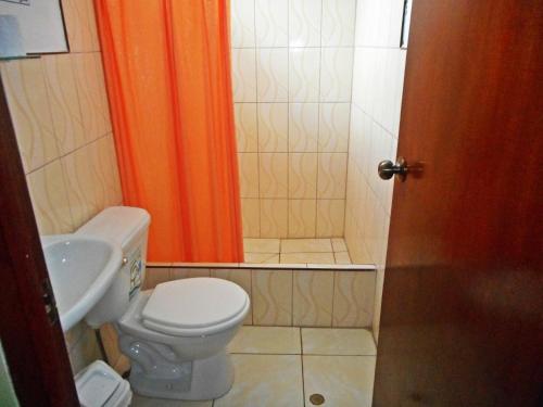 Bilik mandi di Hostal Geminis