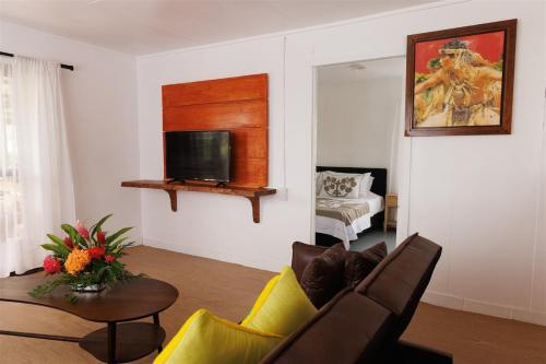 TV a/nebo společenská místnost v ubytování Atiu Guest House - Are Manuiri