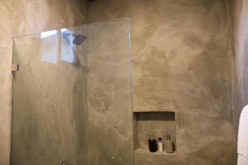a shower with a glass door in a bathroom at Casa Nocodesa in Nicoya