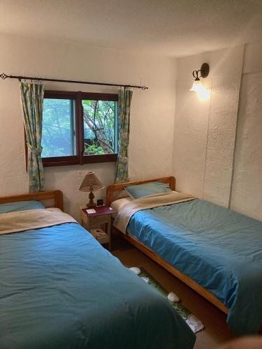 a bedroom with two beds and a window at Gallery HARA & GUESTHOUSE - Vacation STAY 86718v in Hara
