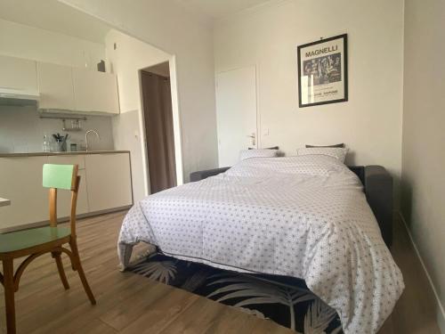 une chambre avec un lit, une table et une chaise dans l'établissement Cannes Studio - 12F, à Cannes