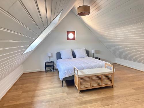 une chambre avec un lit dans un grenier dans l'établissement Domaine de Kernizan, à Plouharnel