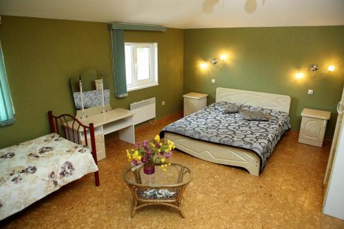 Кровать или кровати в номере Mamzyshkha Guest House