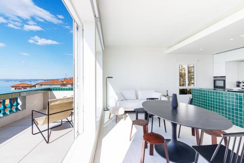 une chambre avec un balcon avec une table et des chaises dans l'établissement New - sea view - splendid apartment, à Nice