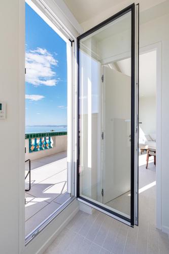 d'une porte en verre ouverte avec vue sur l'océan. dans l'établissement New - sea view - splendid apartment, à Nice
