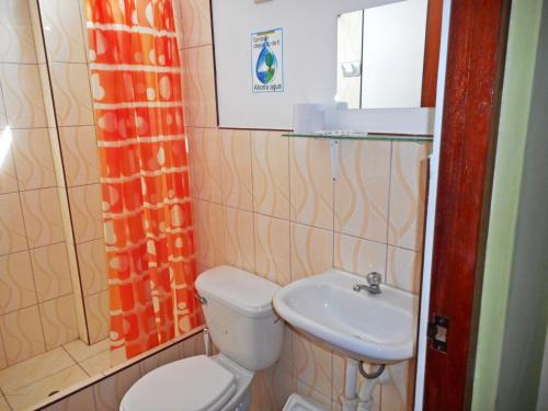 Bilik mandi di Hostal Geminis