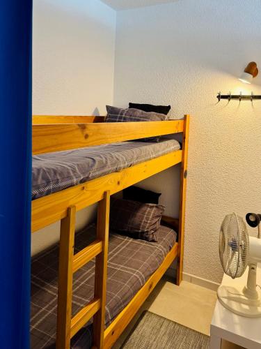 Ce dortoir comprend 2 lits superposés et un ventilateur. dans l'établissement Le temps de vivre, à Plage dʼArgelès