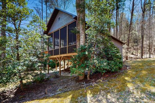 a house in the woods with a large window at Toccoa Hideaway in Aska